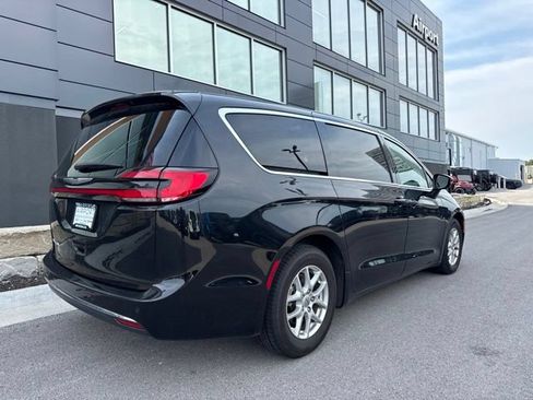 Used 2023 Chrysler Pacifica Touring-L FWD image 3