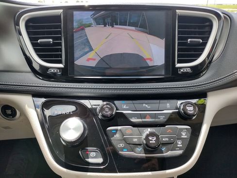 Used 2024 Chrysler Pacifica Limited FWD image 4