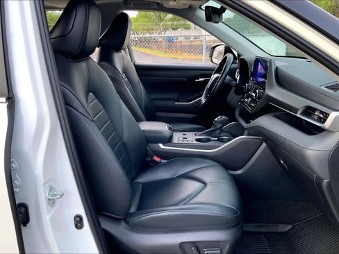 Used 2023 Toyota Highlander XLE image 9