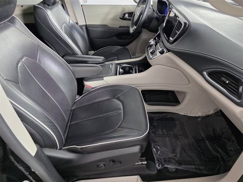 Used 2023 Chrysler Pacifica Limited image 34