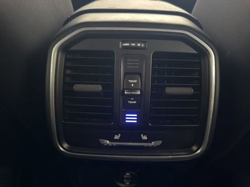 Used 2023 Porsche Macan AWD/4WD image 18