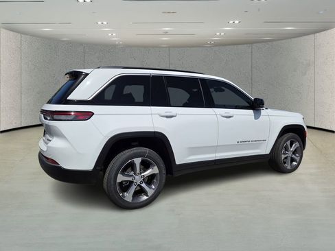 New 2026 Jeep Grand Cherokee Limited RWD image 4