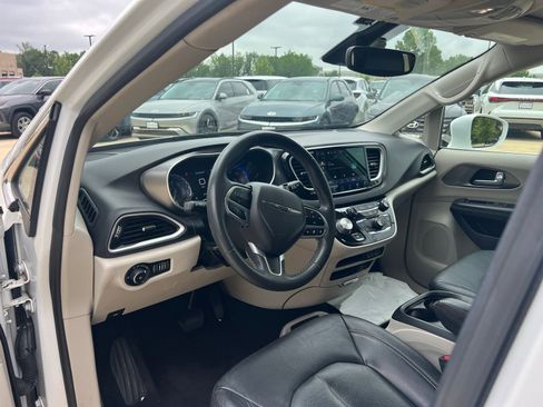 Used 2022 Chrysler Pacifica Touring-L FWD image 24