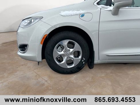 Used 2020 Chrysler Pacifica Touring-L image 9