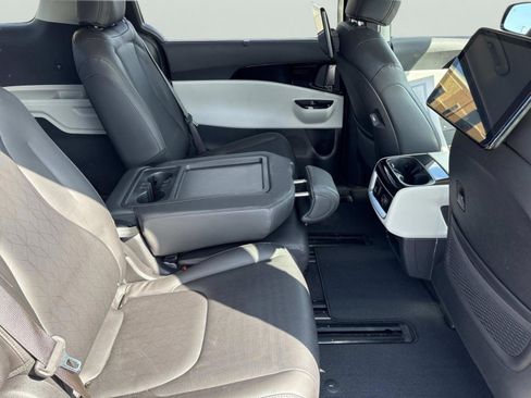 Used 2022 Kia Carnival SX image 19