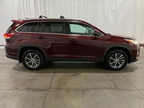 Certified 2019 Toyota Highlander XLE image 3