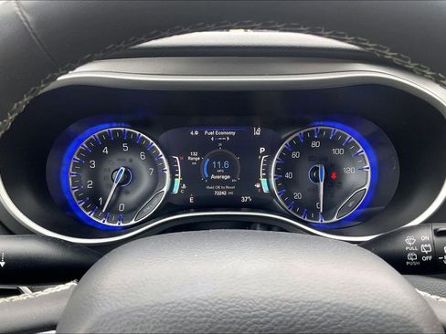 Used 2023 Chrysler Pacifica Touring-L image 19