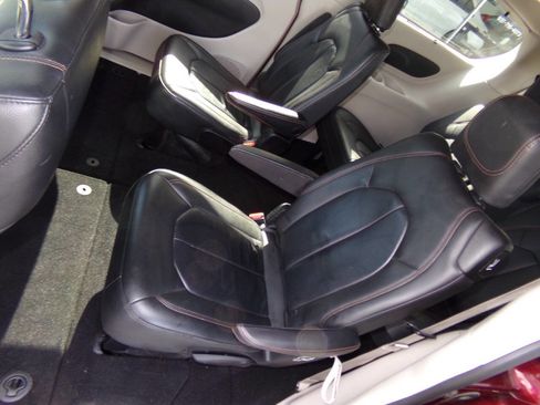 Used 2017 Chrysler Pacifica Touring-L w/ Tire & Wheel Group image 15