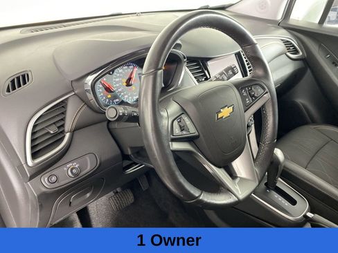 Used 2022 Chevrolet Trax LT w/ LT Convenience Package image 12