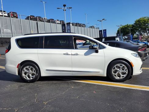 Used 2023 Chrysler Pacifica Limited FWD image 32