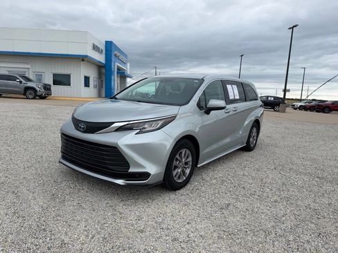 Used 2022 Toyota Sienna LE AWD/4WD image 7