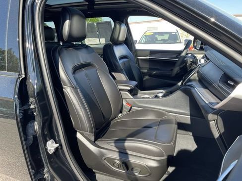 Used 2025 Jeep Grand Cherokee Limited AWD/4WD image 22
