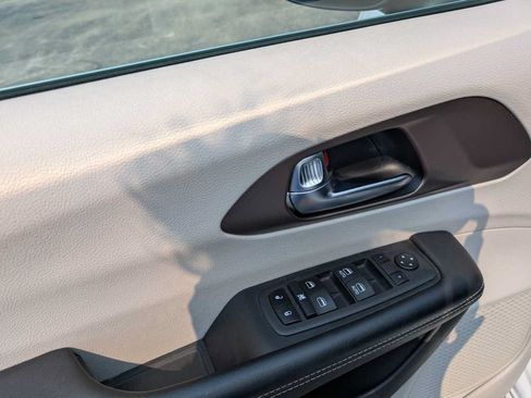 Used 2022 Chrysler Voyager LX FWD image 36