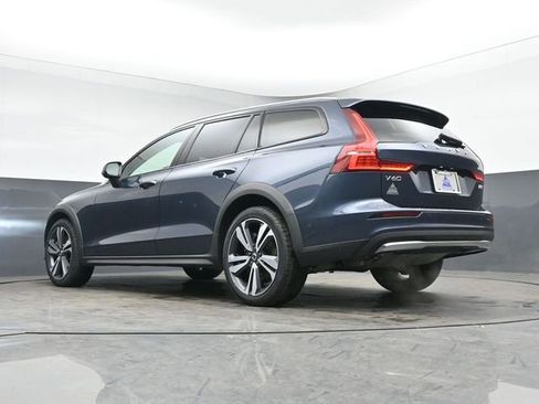 Used 2023 Volvo V60 B5 Cross Country Plus image 40