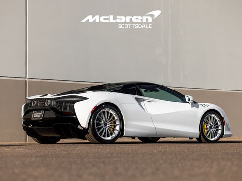 Used 2025 McLaren Artura Spider image 9