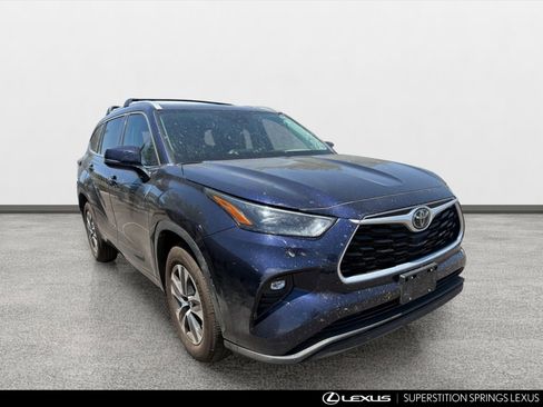 Used 2022 Toyota Highlander XLE FWD image 2