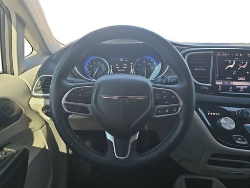 Used 2022 Chrysler Pacifica Touring-L FWD image 13