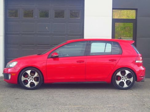 Used 2012 Volkswagen Golf 4-Door FWD image 2