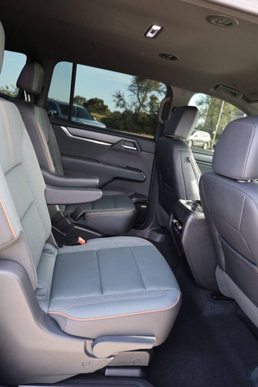 Used 2025 GMC Acadia AT4 AWD/4WD image 16