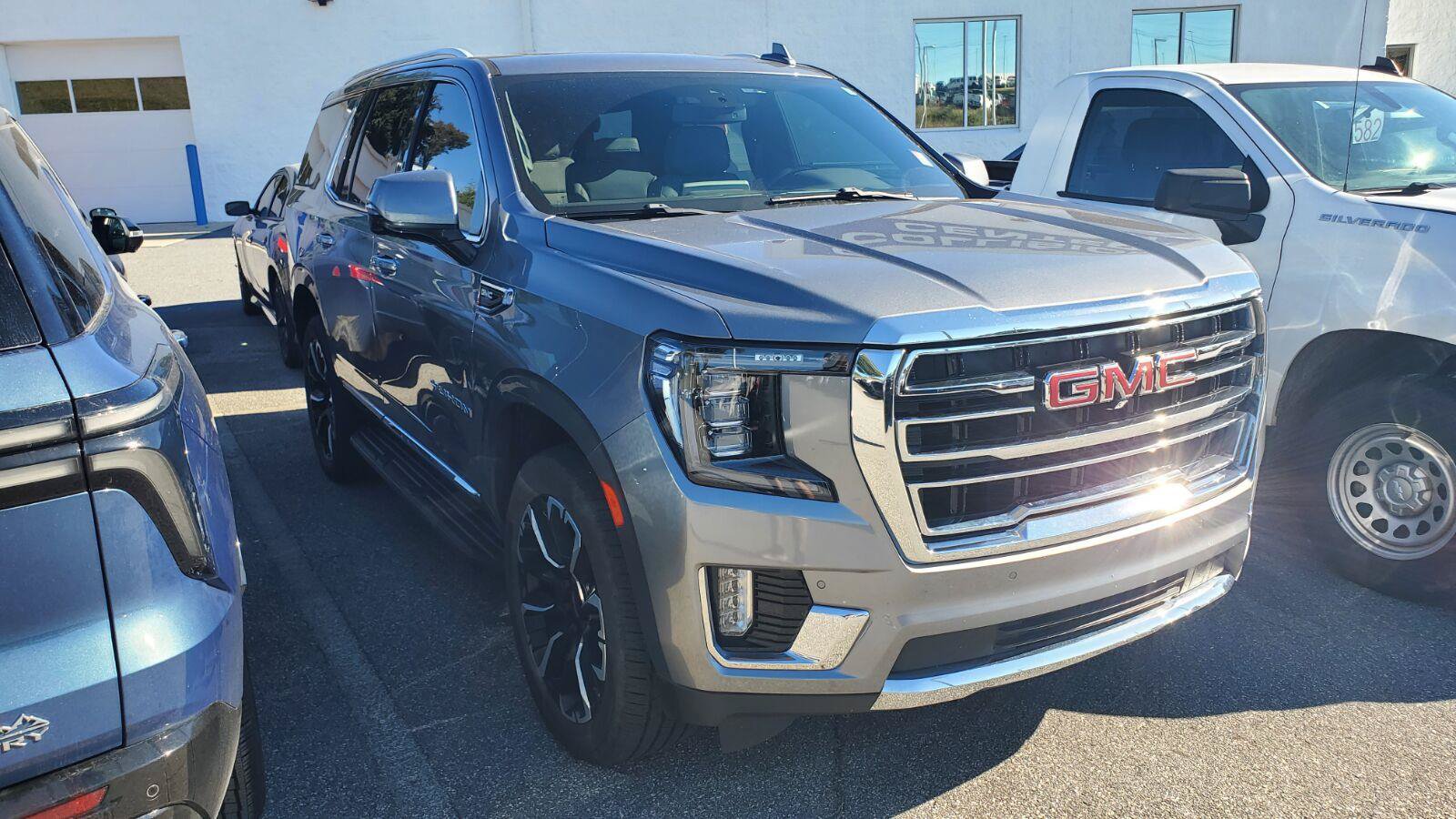 Used 2022 GMC Yukon SLT w/ SLT Premium Package AWD/4WD image 2