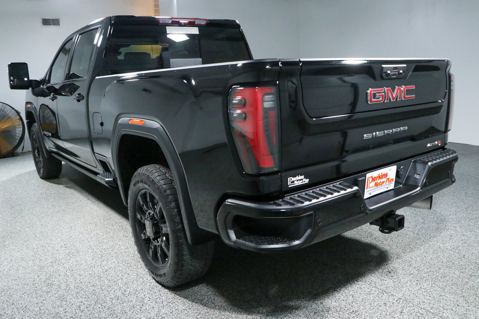 Used 2024 GMC Sierra 2500 AT4 w/ AT4 Premium Plus Package AWD/4WD image 9
