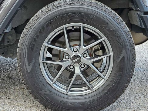 Used 2018 Jeep Wrangler Unlimited Sahara AWD/4WD image 12