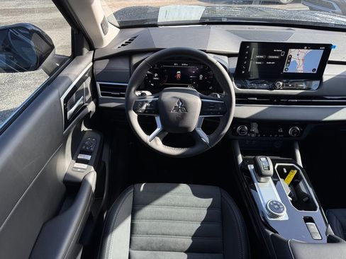 New 2025 Mitsubishi Outlander SE image 18