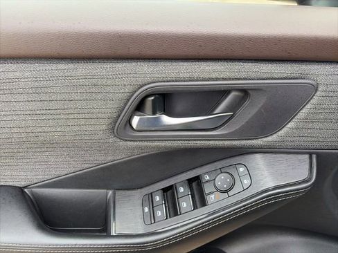 Used 2023 Nissan Rogue SV image 11