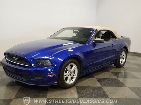 Used 2014 Ford Mustang Convertible RWD image 38