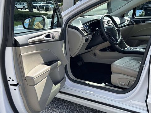 Used 2017 Ford Fusion SE w/ Fusion SE Technology Package FWD image 13