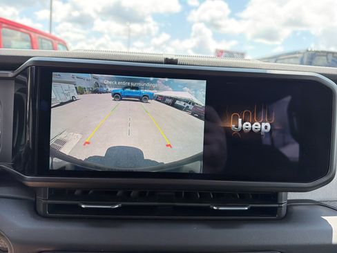 Used 2025 Jeep Wrangler Unlimited Sahara AWD/4WD image 26