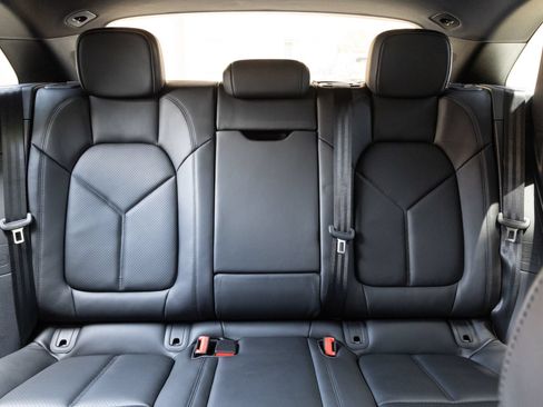 Certified 2026 Porsche Macan AWD/4WD image 28