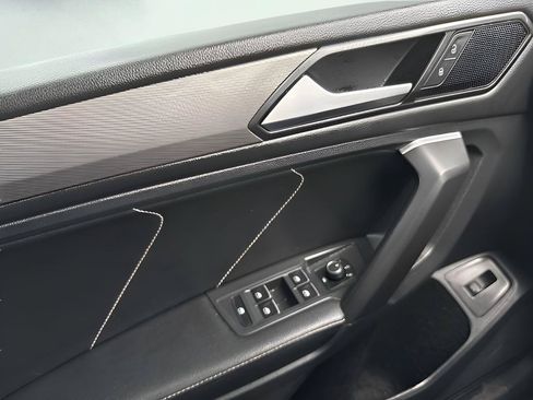 Used 2022 Volkswagen Tiguan SE w/ Panoramic Sunroof Package AWD/4WD image 15