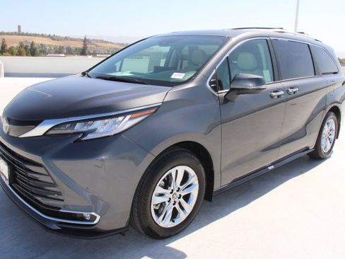Certified 2025 Toyota Sienna Limited AWD/4WD image 6