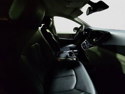 Used 2024 Chrysler Pacifica Touring-L FWD image 11