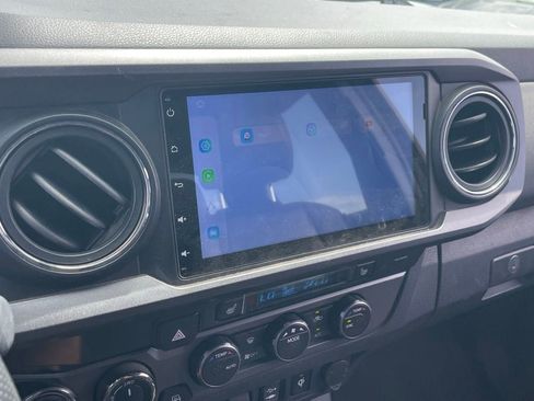 Used 2019 Toyota Tacoma TRD Off-Road AWD/4WD image 10