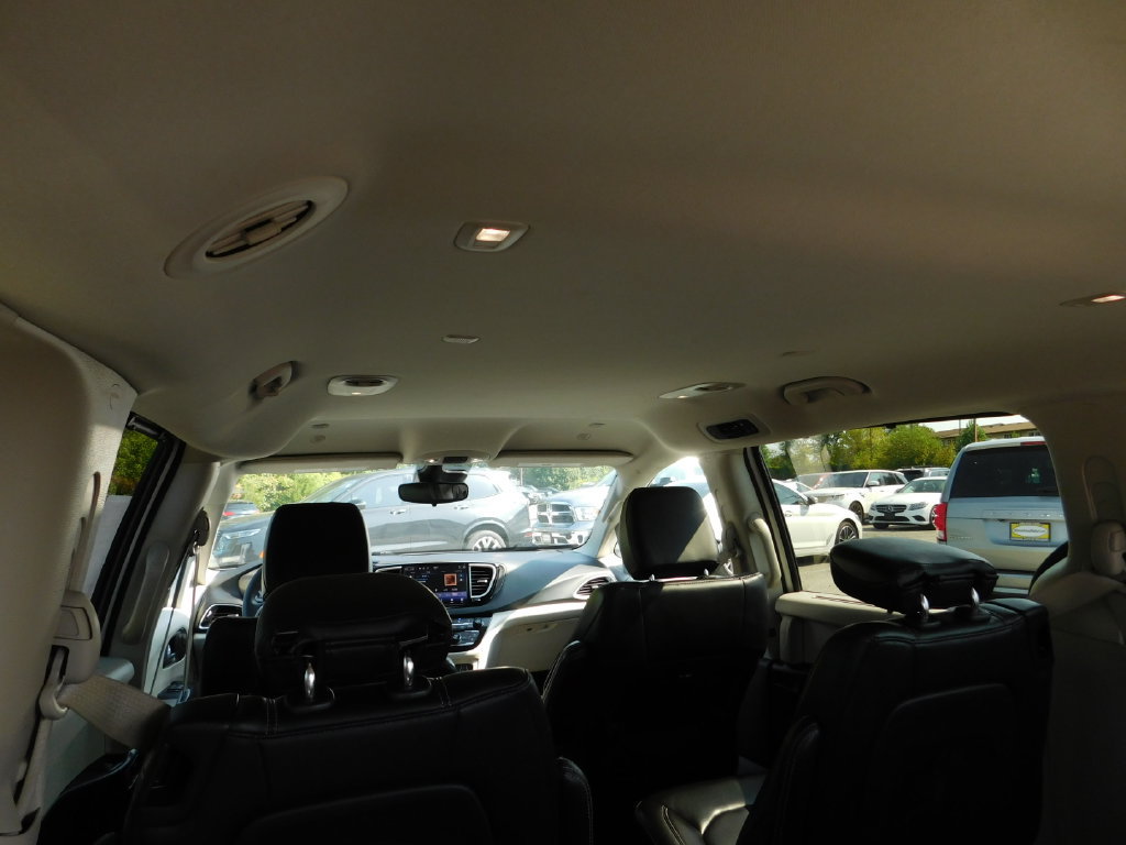 Used 2024 Chrysler Pacifica Touring-L FWD image 10