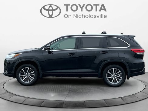 Used 2017 Toyota Highlander XLE AWD/4WD image 3