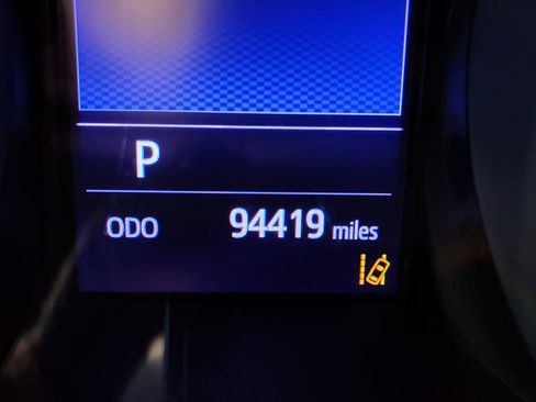 Used 2019 Toyota C-HR LE image 2