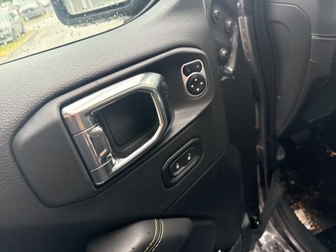 New 2025 Jeep Gladiator High Tide image 16