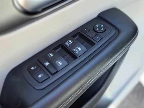 Used 2023 Chrysler Pacifica Touring-L image 22