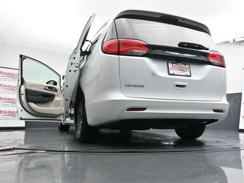 Used 2022 Chrysler Voyager LX image 44