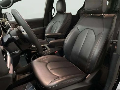 Used 2025 Chrysler Pacifica Select FWD image 57