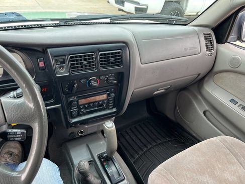 Used 2004 Toyota Tacoma V6 2dr Xtracab 4WD SB image 11