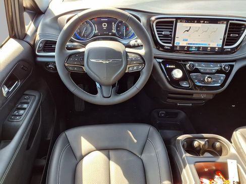 New 2026 Chrysler Pacifica Select AWD/4WD image 4