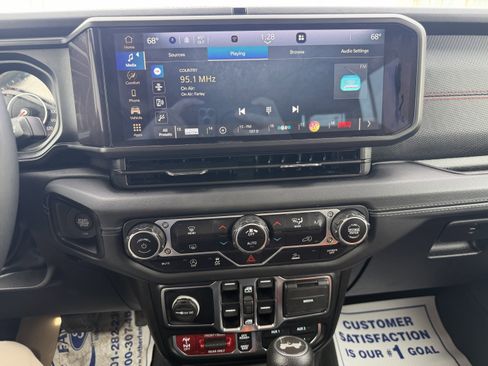 Used 2025 Jeep Wrangler Unlimited Rubicon image 16