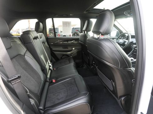 Used 2023 Jeep Grand Cherokee Altitude image 22