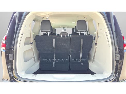Used 2024 Chrysler Pacifica Touring-L FWD image 9