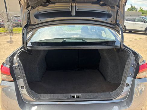 Used 2025 Nissan Versa SV FWD image 29