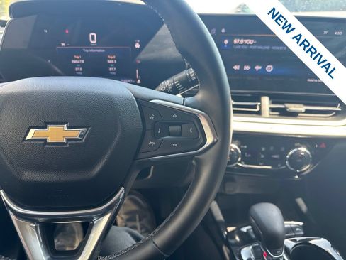 Used 2024 Chevrolet Trax LT w/ LT Convenience Package FWD image 22